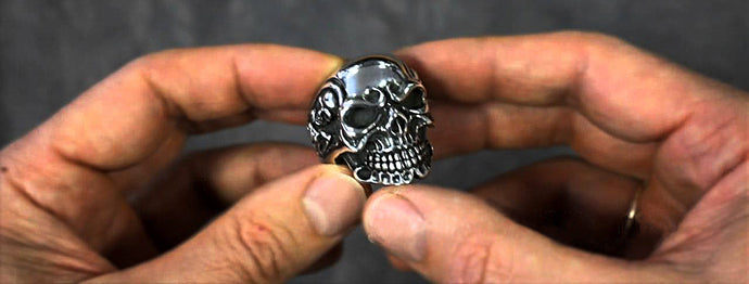 Ce sunt inelele cu craniu din argint sterling